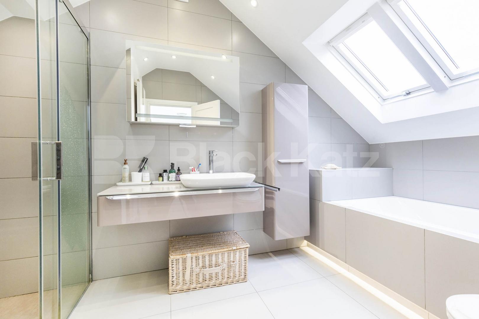 A beautifully presented 5 bedroom detached family home with luxury cinema room Barnet Gate Lane, Barnet